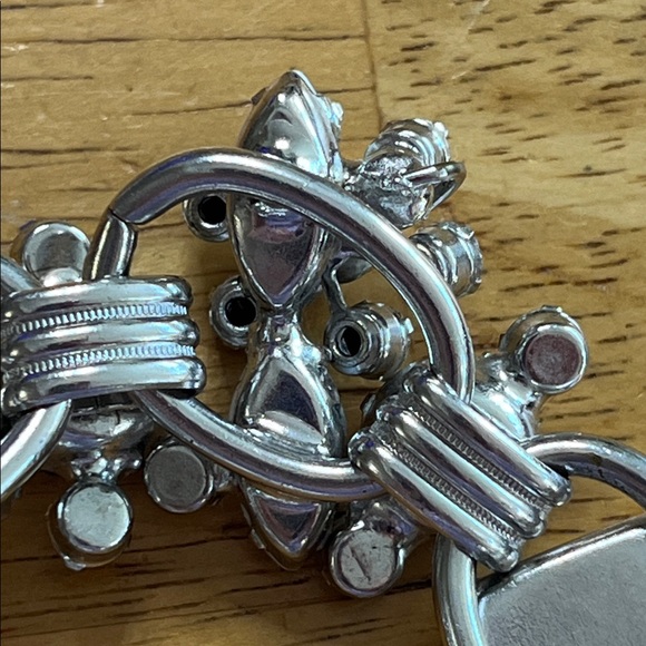 Amazing vintage D & E Juliana white milk glass and clear rhinestone bracelet - Picture 6 of 7